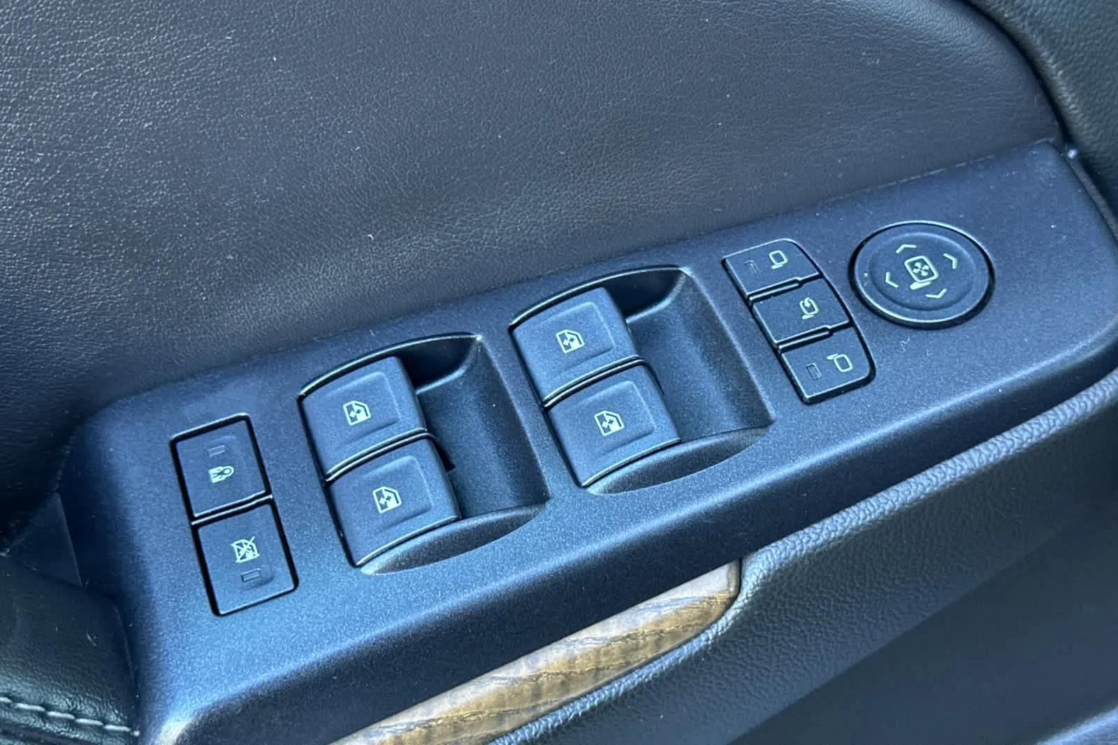 Used 2018 Quicksilver Metallic GMC Denali image 13