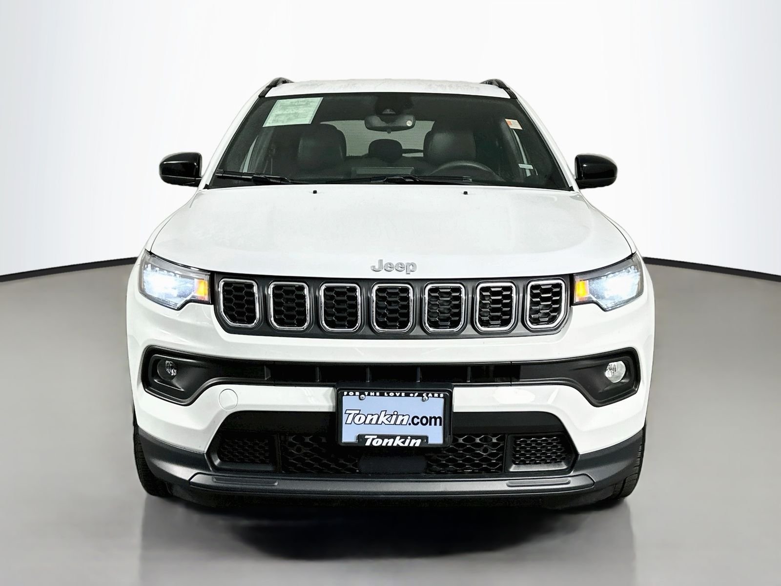 Used 2024 Bright White Clearcoat Jeep Latitude image 2