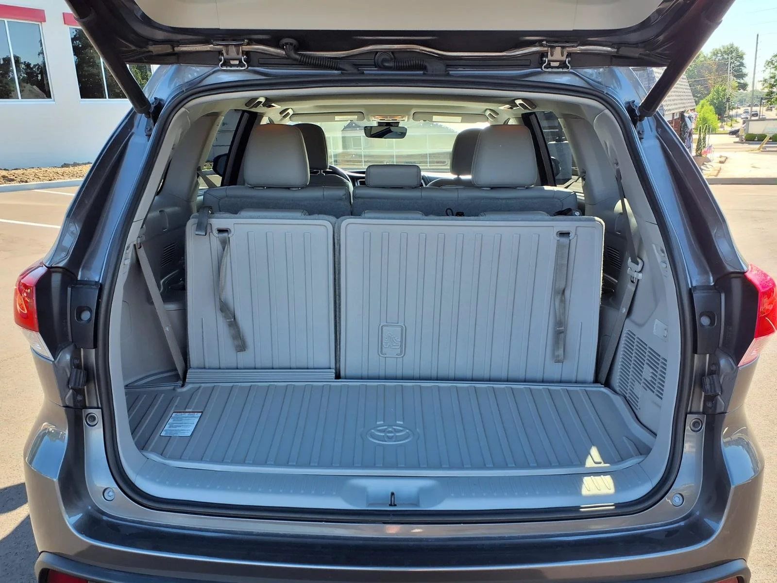 Certified Used 2018 Predawn Gray Mica Toyota XLE image 26