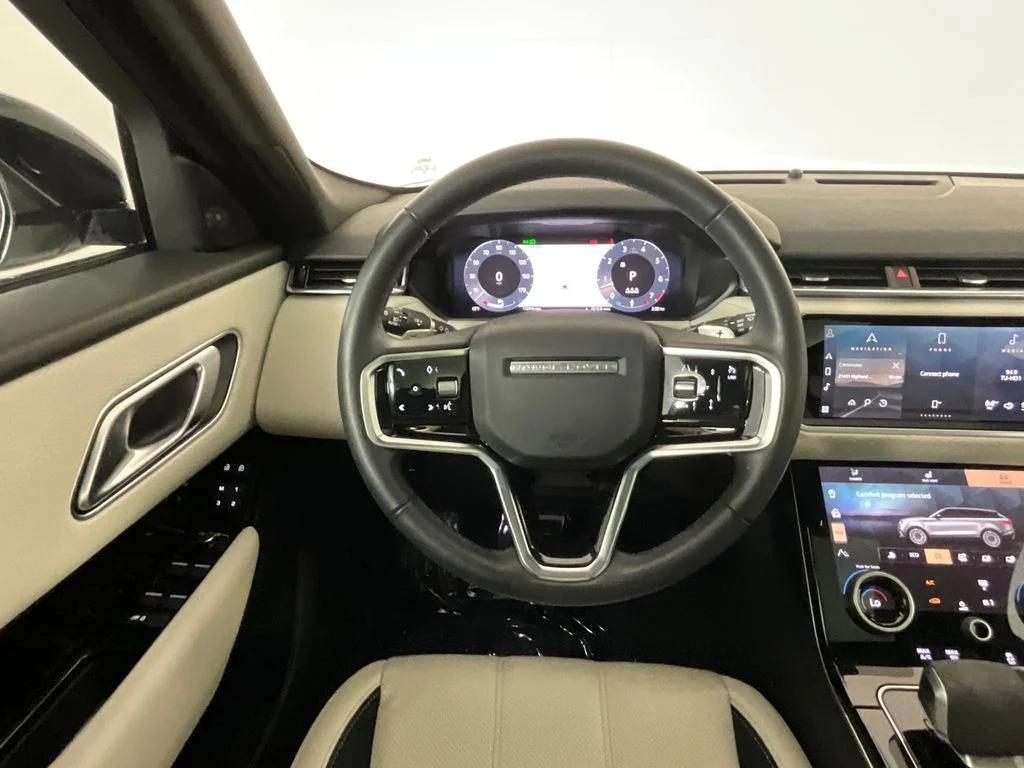 Used 2023 White Land Rover R-Dynamic S MHEV image 11