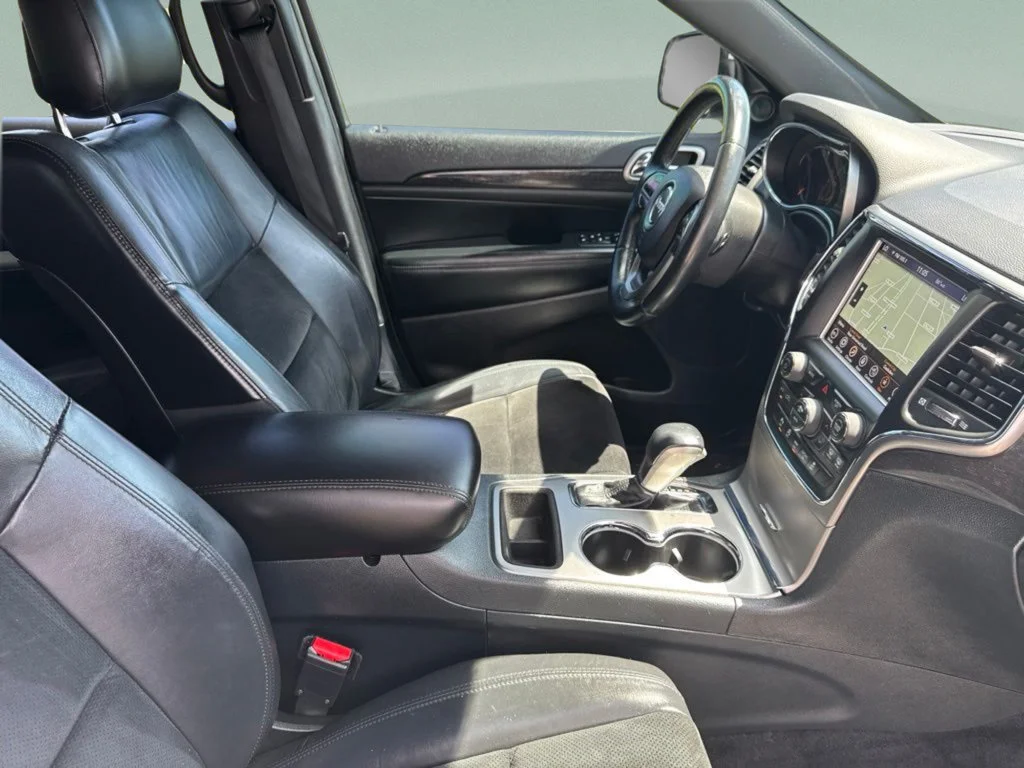 Used 2018 Bright White Clearcoat Jeep Laredo E image 28
