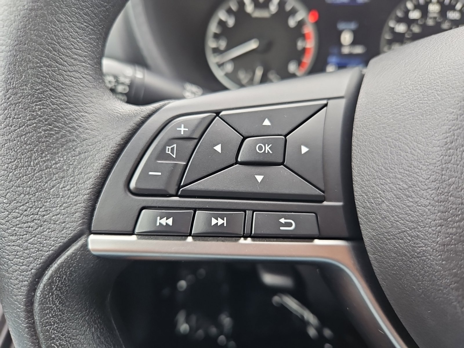 Used 2022 Silver Nissan S image 18