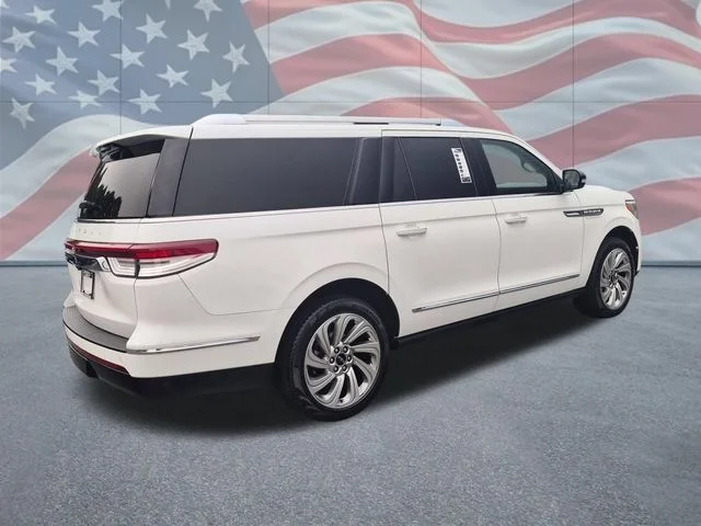 Used 2024 White Lincoln Reserve image 3