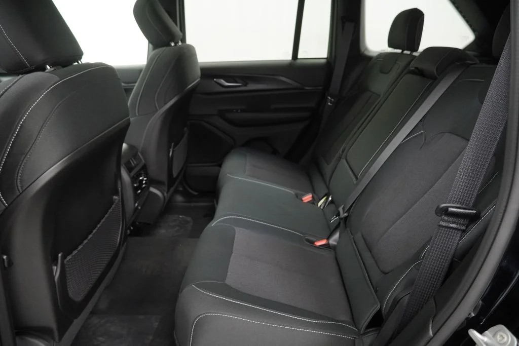 New 2026 Diamond Black Crystal Pearl-Coat Exterior Paint Jeep Laredo X image 17