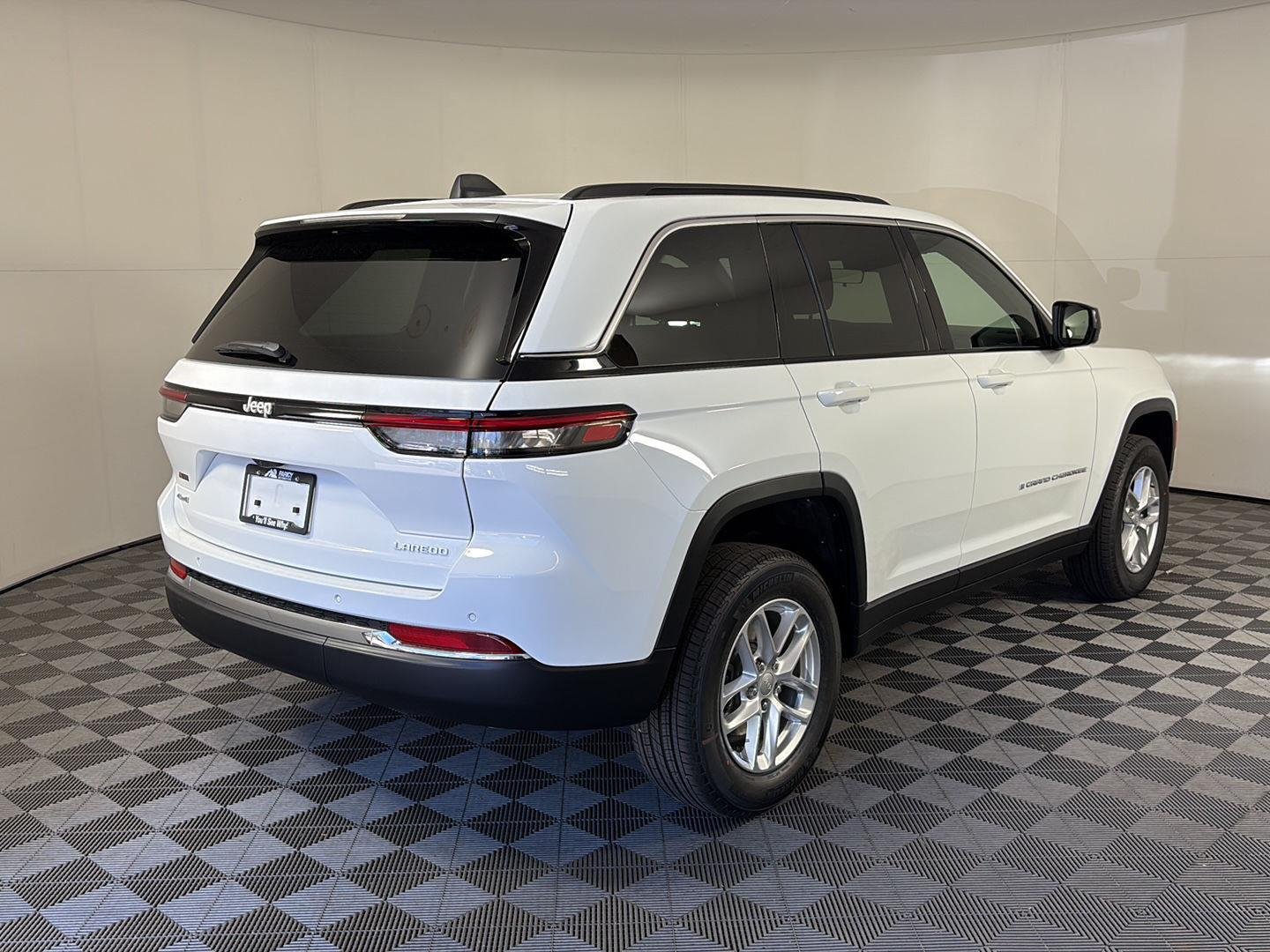 New 2026 Bright White Clear-Coat Exterior Paint Jeep Laredo image 4