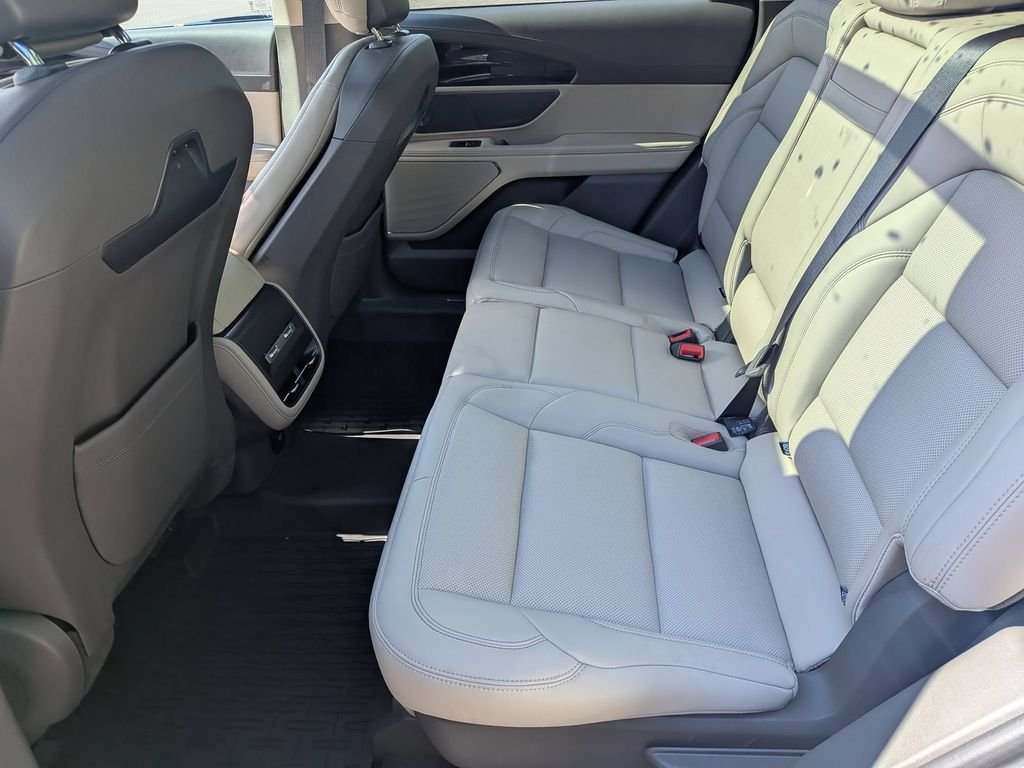 Used 2025 White Lincoln Premiere image 18