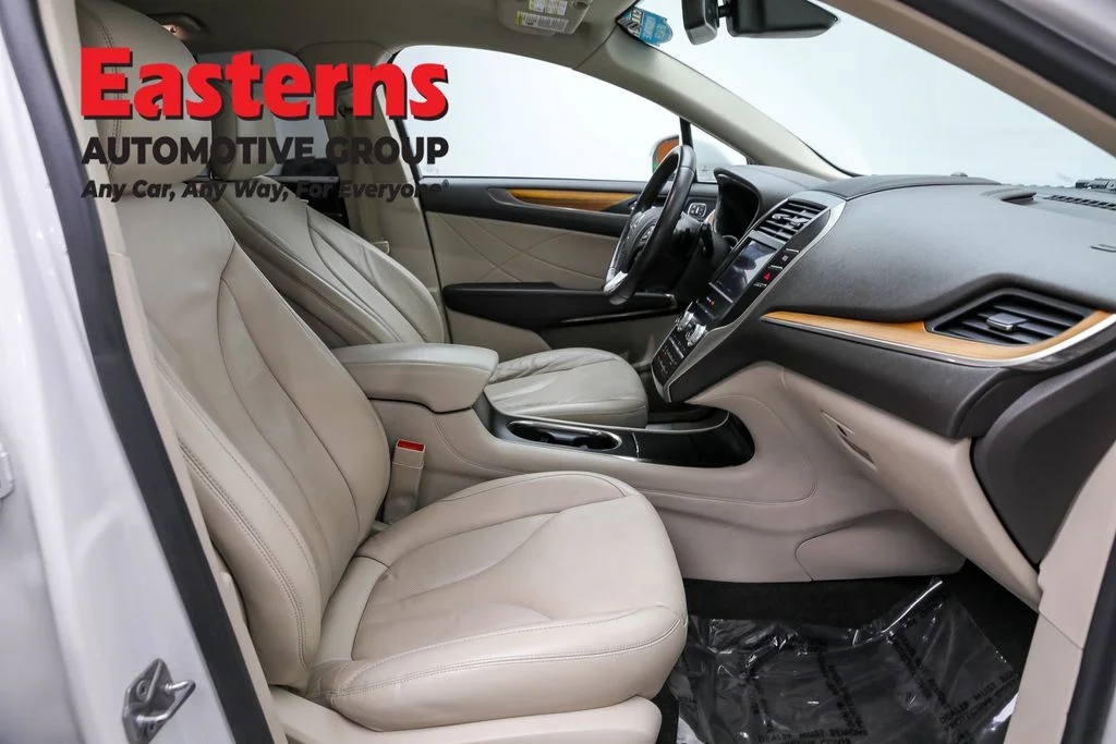 Used 2019 White Lincoln Select image 24
