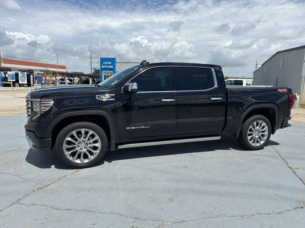 2023 GMC Sierra 4WD Crew Cab Short Box Denali's photo