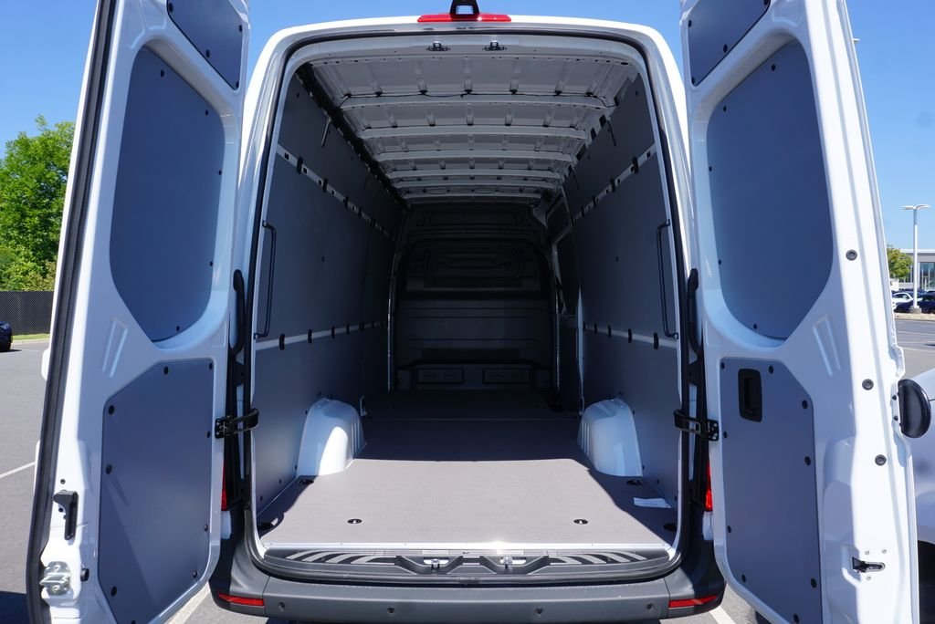 New 2026 Arctic+White Mercedes-Benz Cargo 170 WB image 29