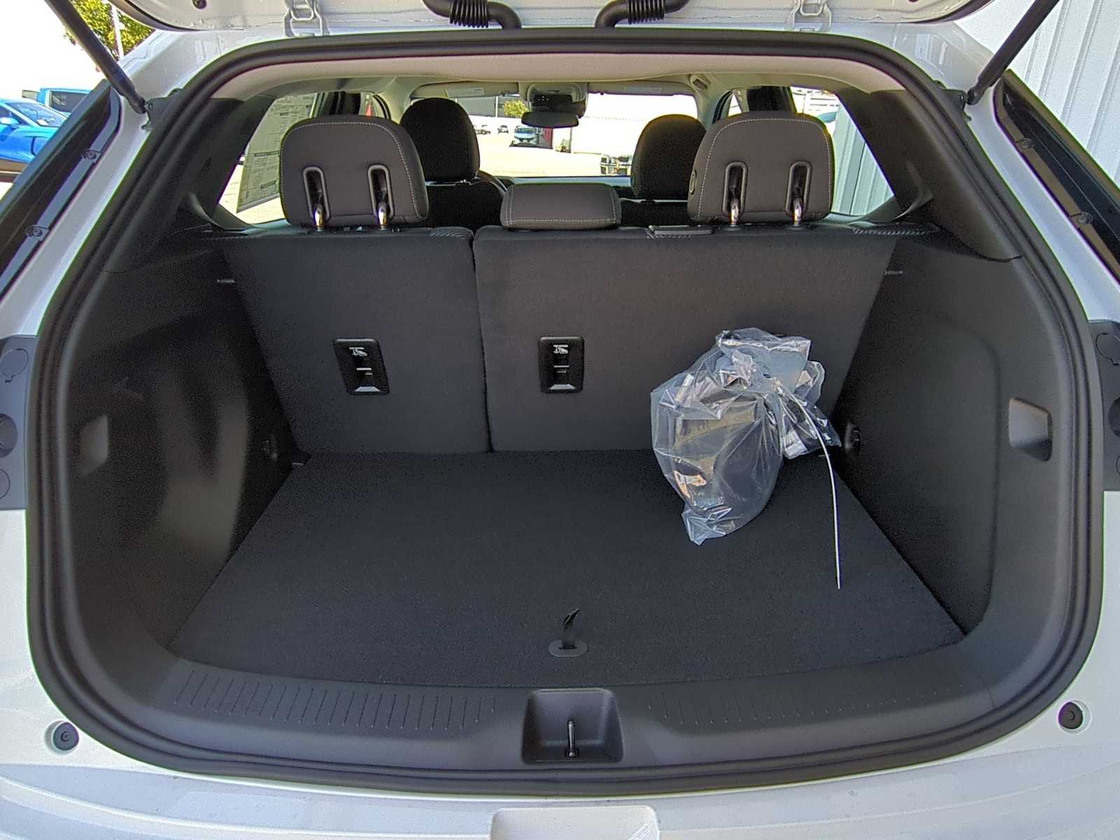 New 2027 Summit White Chevrolet LT image 25