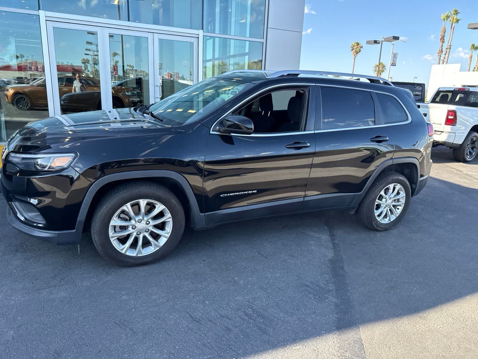 Used 2019 Diamond Black Crystal Pearlcoat Jeep Latitude image 21