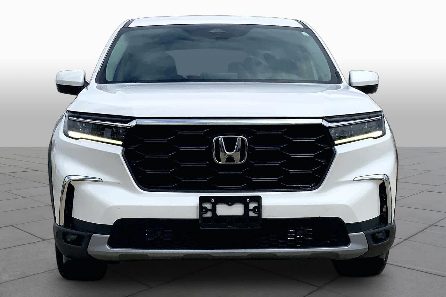 Certified Used 2023 Platinum White Pearl Honda EX-L 7 Passenger image 4