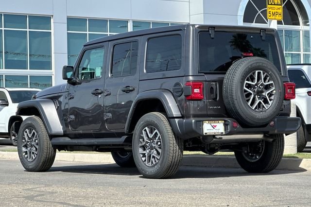 New 2026 Granite Crystal Metallic Clear-Coat Exterior Paint Jeep Sahara image 5