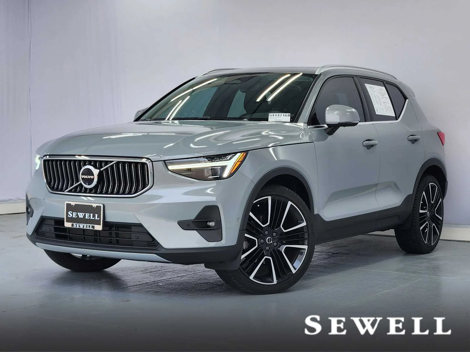 2024 Volvo XC40 B5 Ultimate Bright AWD's photo
