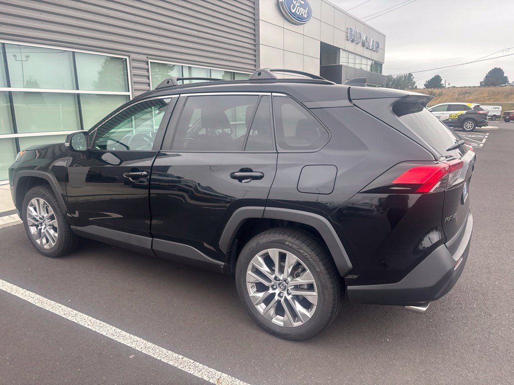 Used 2019 Midnight Black Metallic Toyota XLE Premium image 8