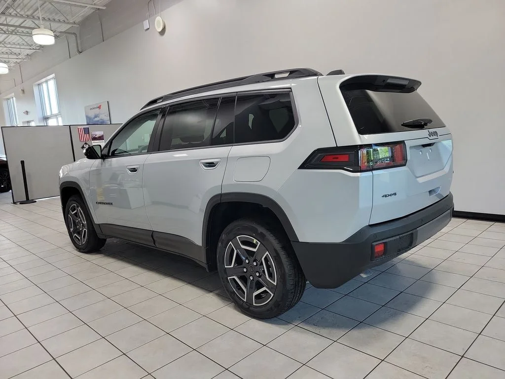 New 2026 Silver Zynith Clear-Coat Exterior Paint Jeep Limited image 4