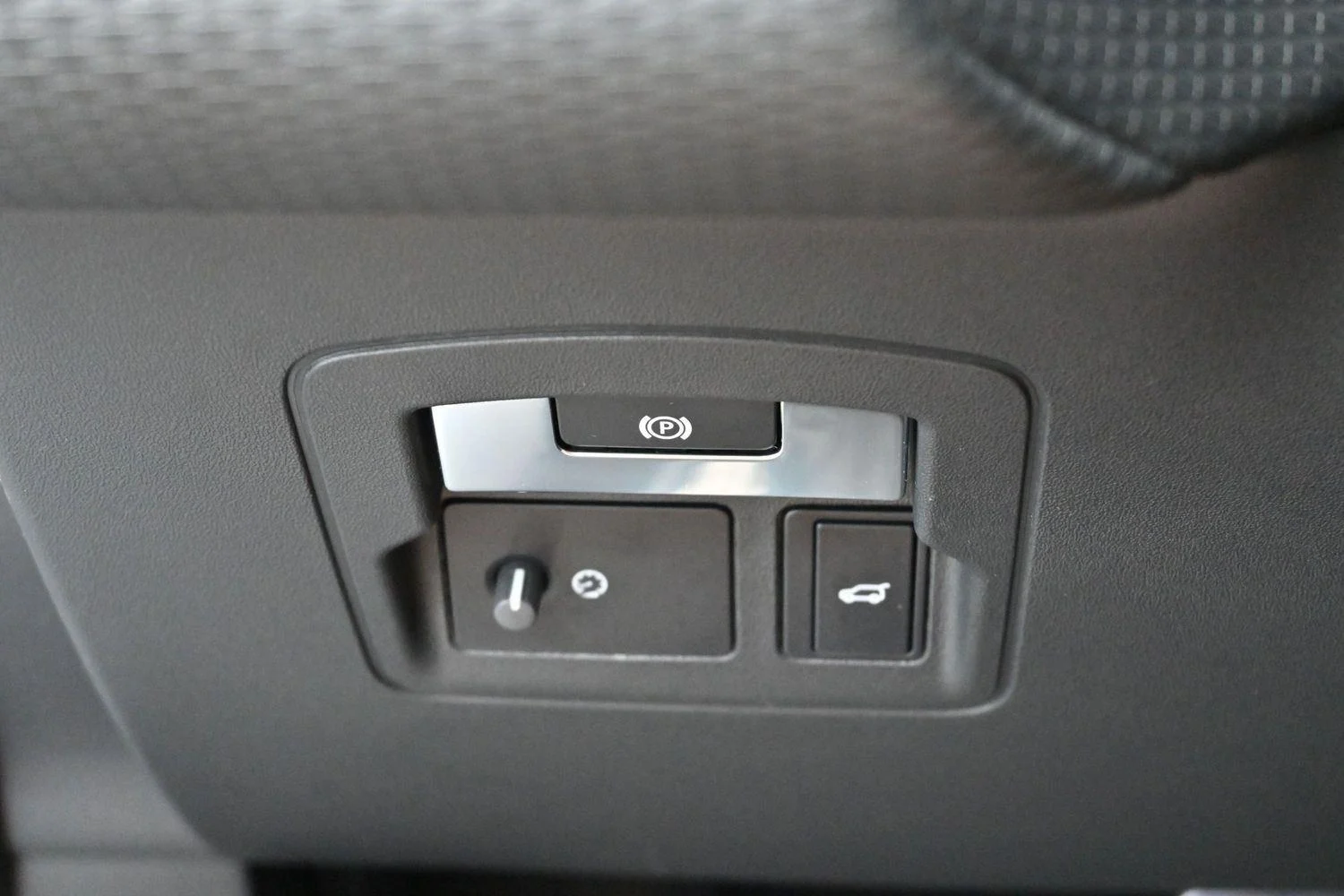 Used 2020 Silicon Silver Premium Metallic Land Rover R-Dynamic S image 26