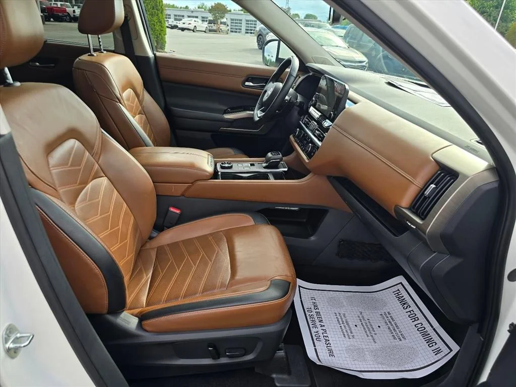 Used 2022 White Nissan Platinum image 16