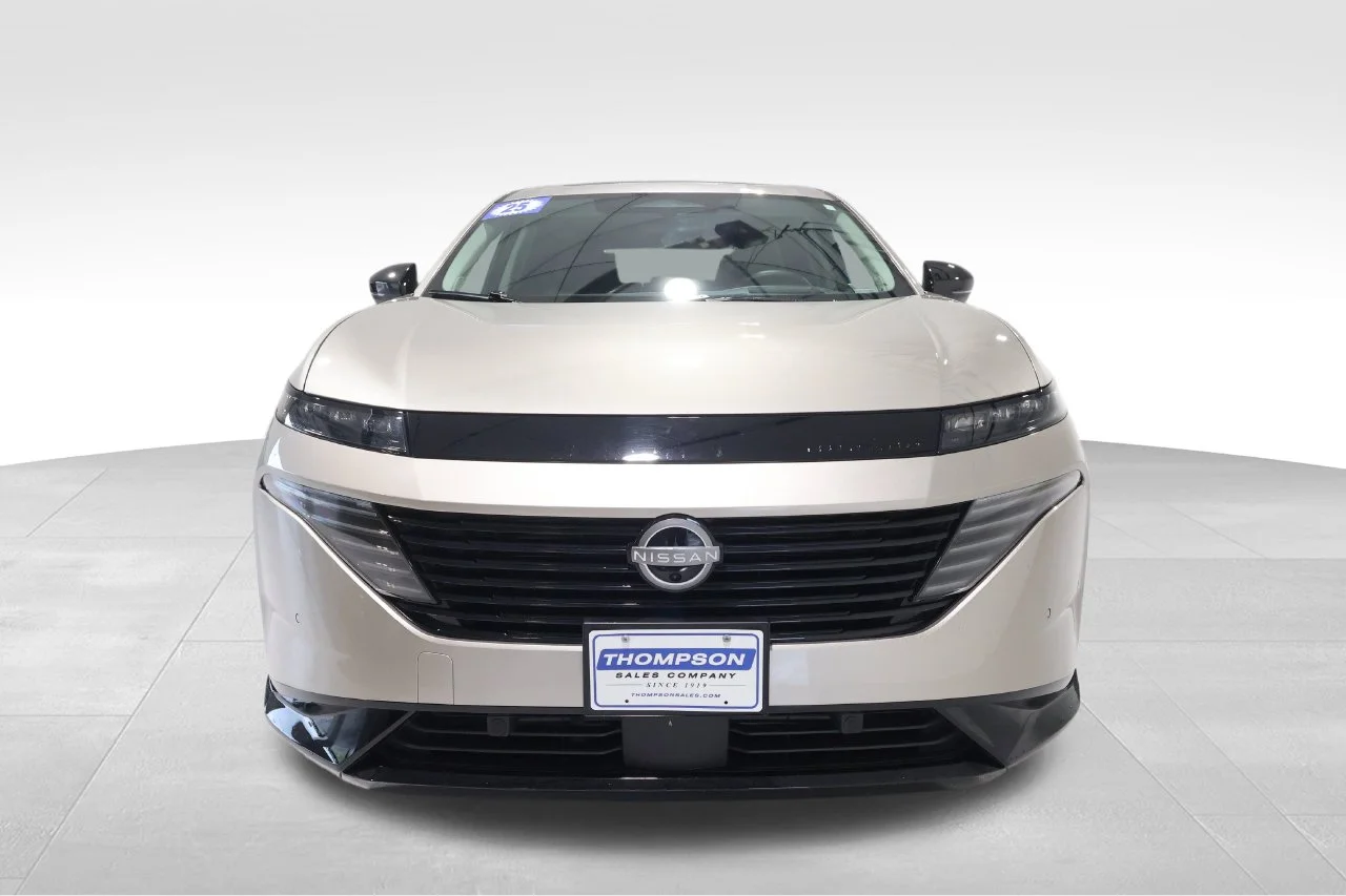 Used 2025 Gold Nissan Platinum image 7