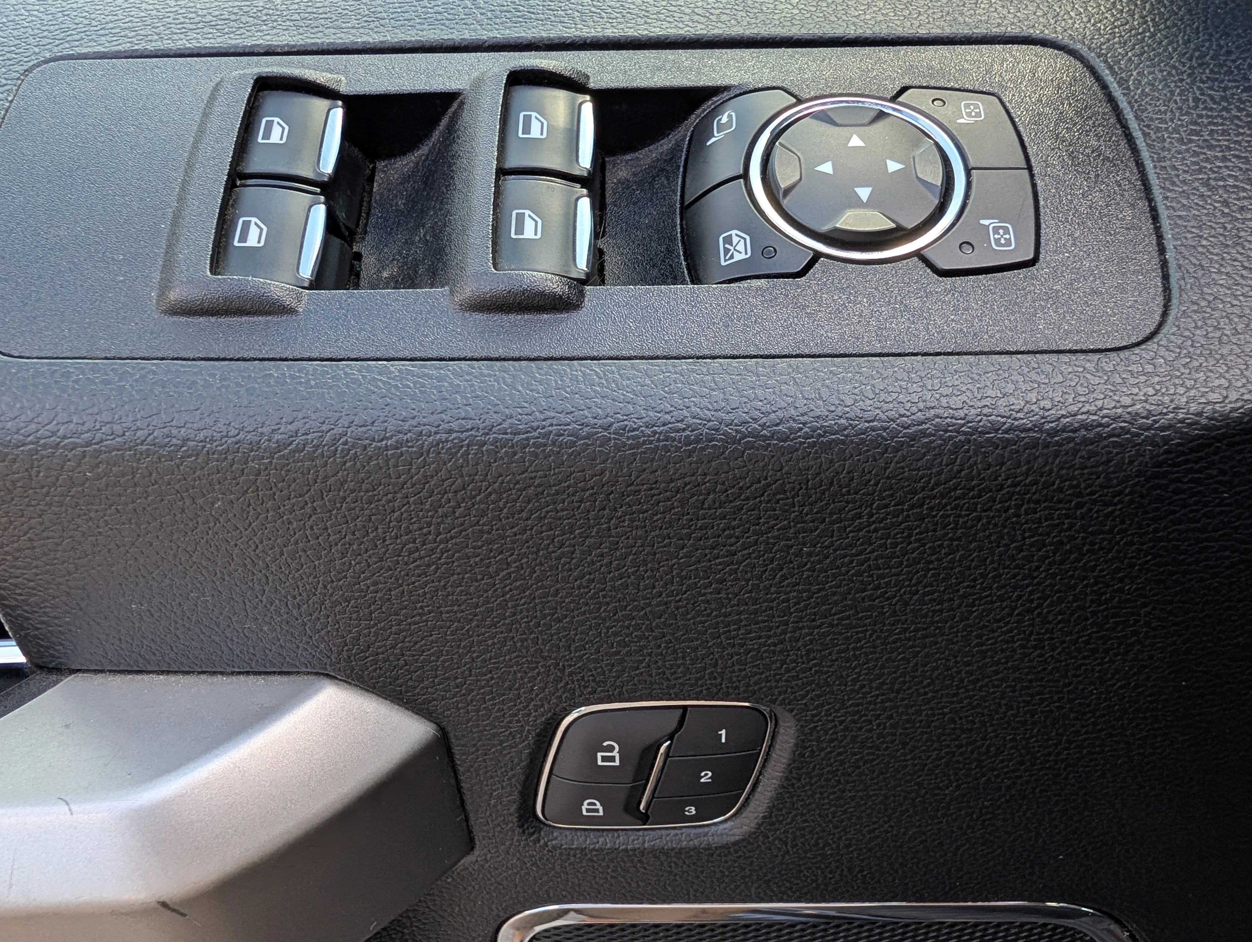 Used 2019 Agate Black Metallic Ford LARIAT image 20