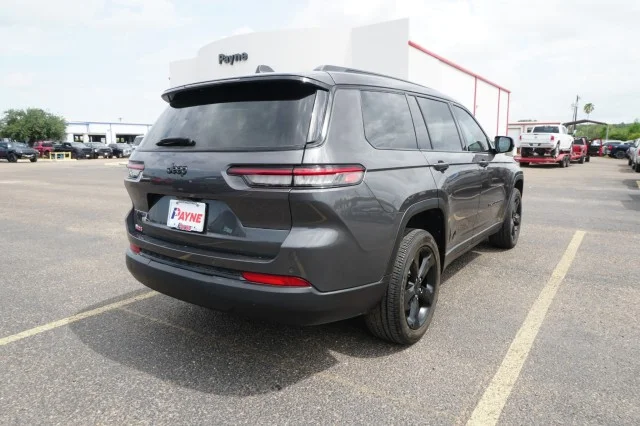 Used 2025  Jeep Laredo X image 5