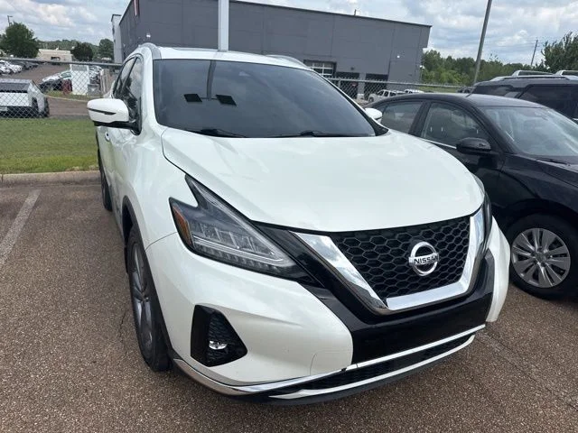 Used 2021 White Nissan Platinum image 4