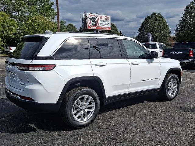 New 2025 White/off-white Jeep Laredo image 7