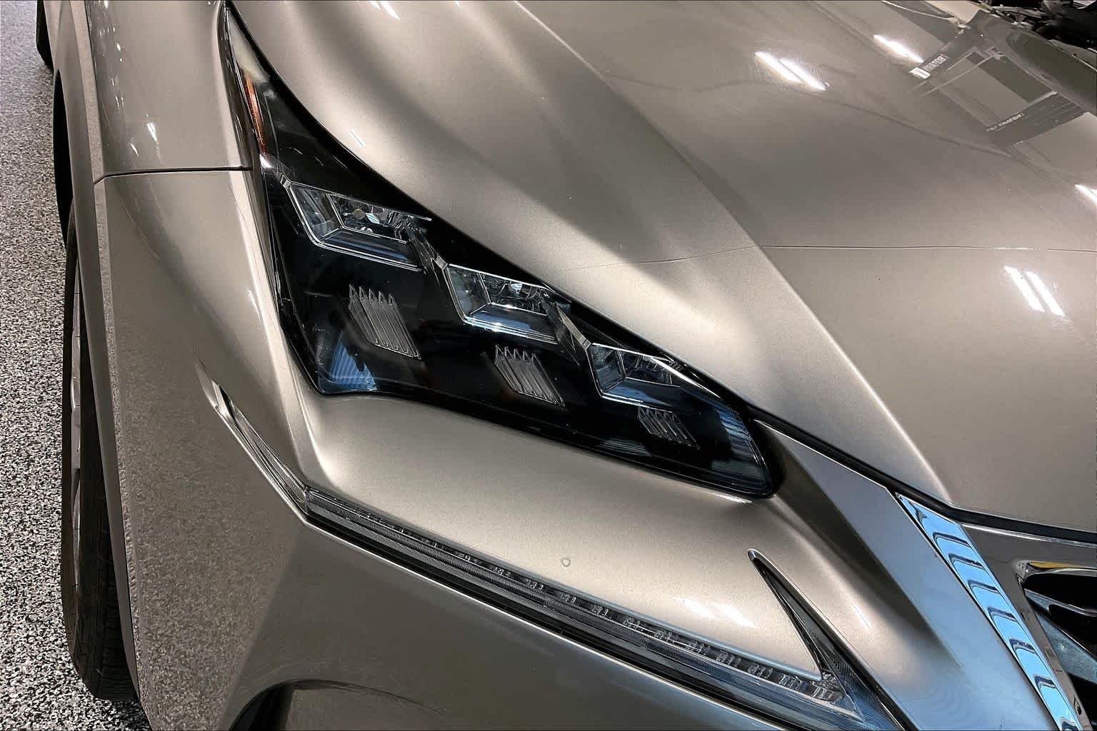 Used 2015 Atomic Silver Lexus  image 27