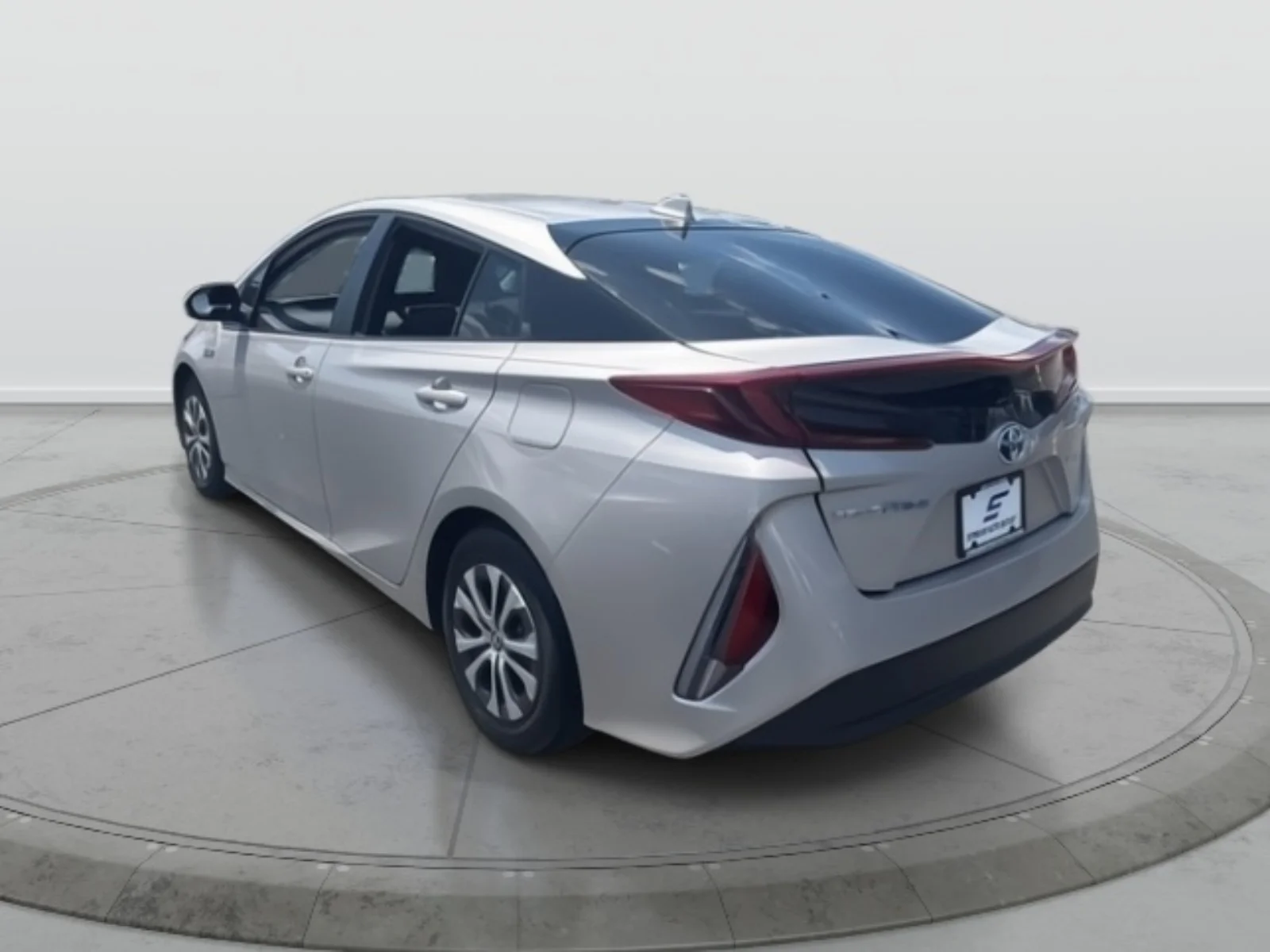 Used 2022 Silver Toyota LE image 4