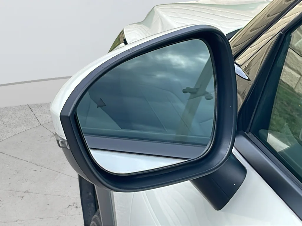 Used 2022 White Nissan SL image 43