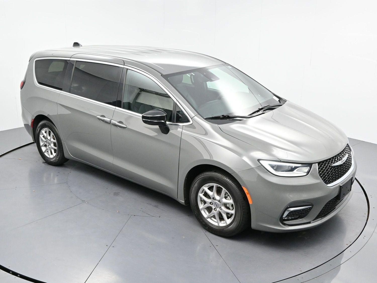 Used 2025 Gray Chrysler Select image 65