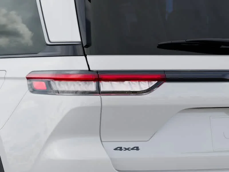 New 2027 Bright White Clearcoat Jeep Laredo Altitude image 9