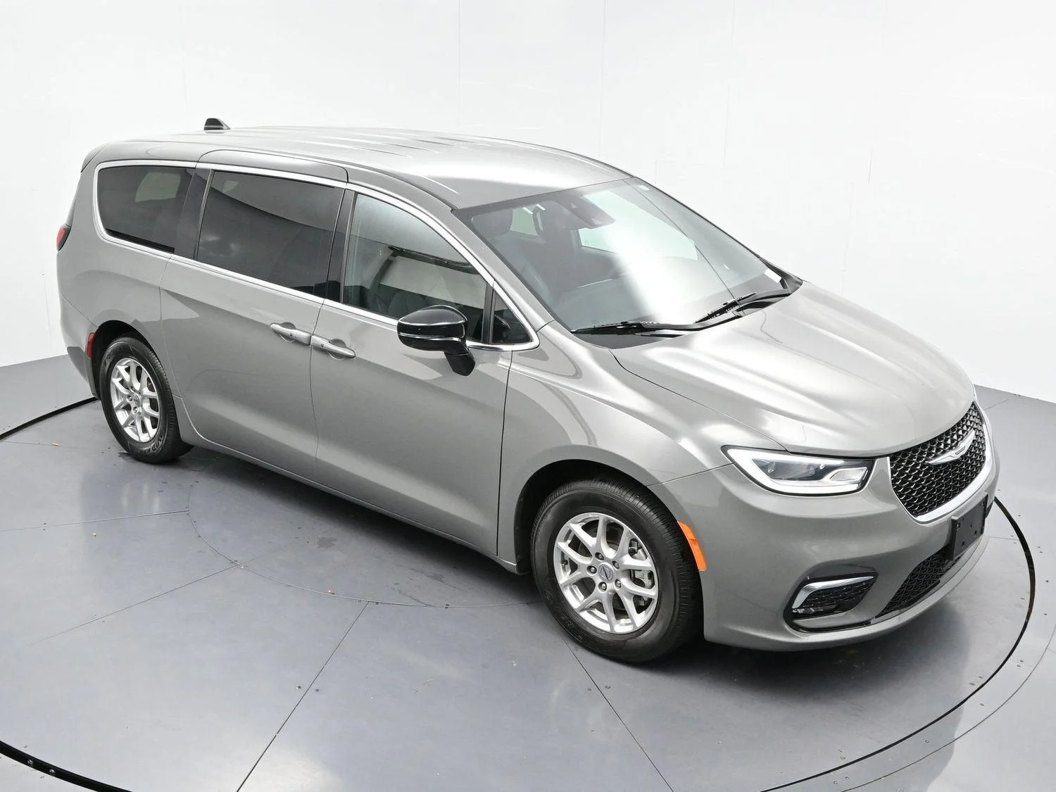 Used 2025 Gray Chrysler Select image 65
