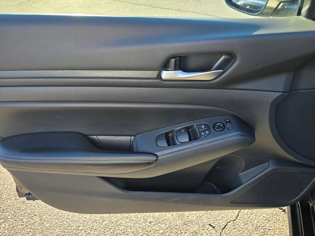 Used 2025 Black Nissan 2.5 SV image 8