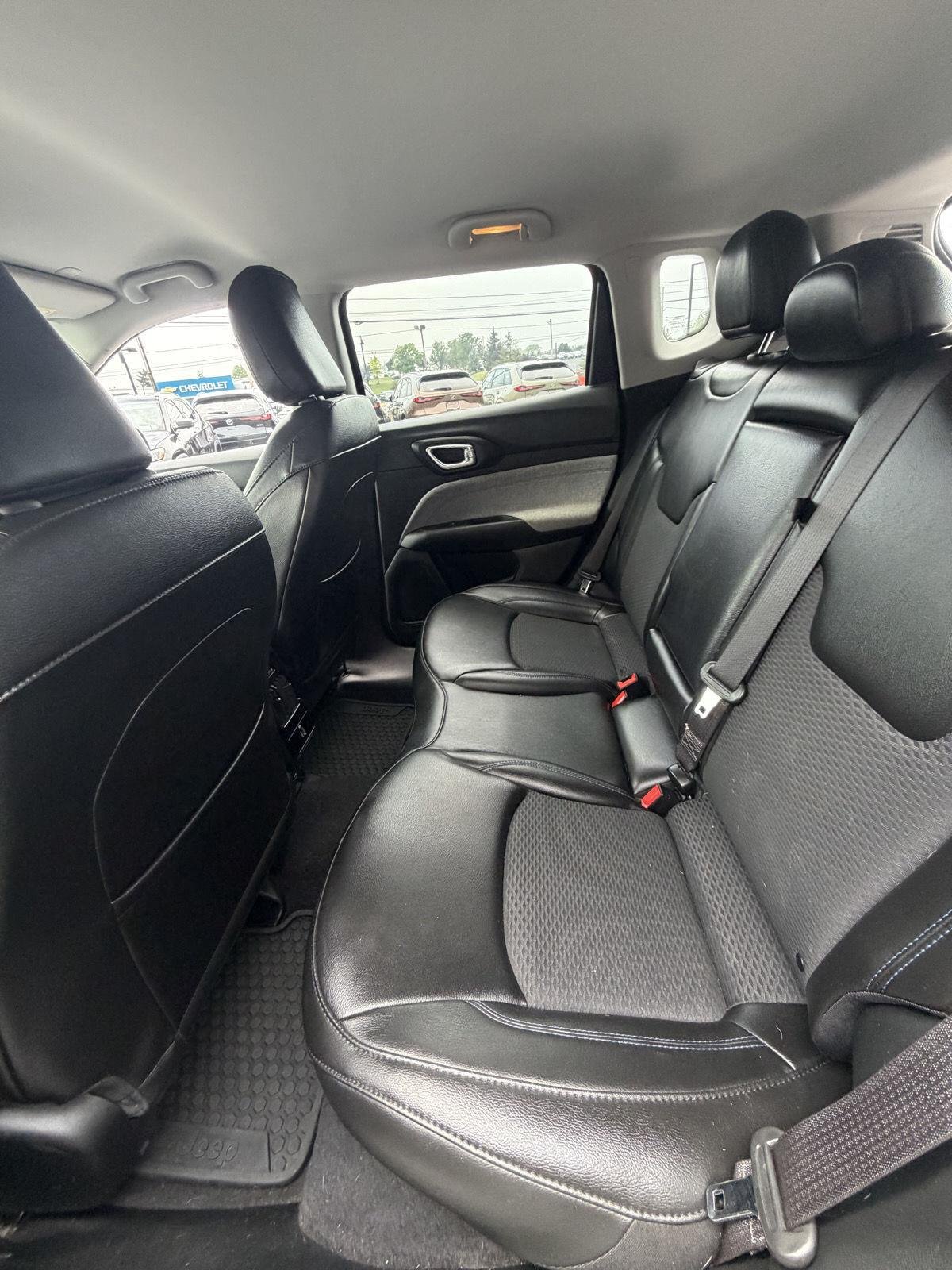 Used 2022 Diamond Black Crystal Pearlcoat Jeep Latitude image 22