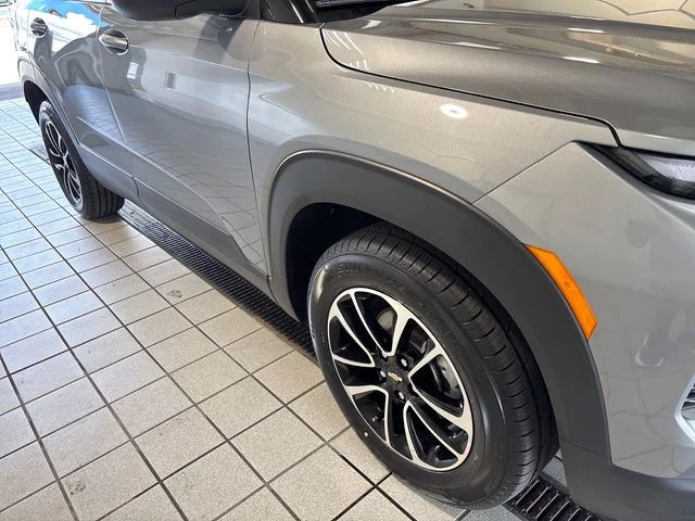 Used 2025 Sterling Gray Metallic Chevrolet LT image 18
