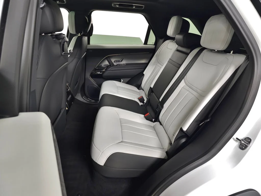 Used 2025 White Land Rover Dynamic SE image 40