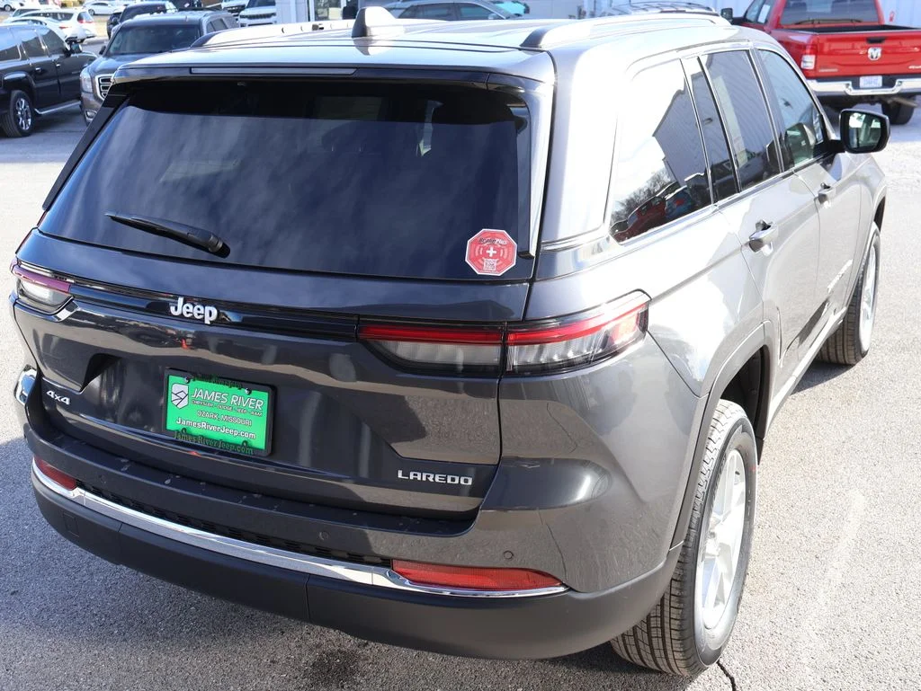 New 2026 Baltic Gray Metallic Clear-Coat Exterior Paint Jeep Laredo X image 5