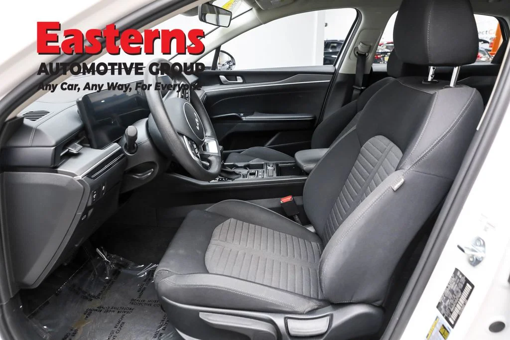 Used 2025 White Kia LXS image 15