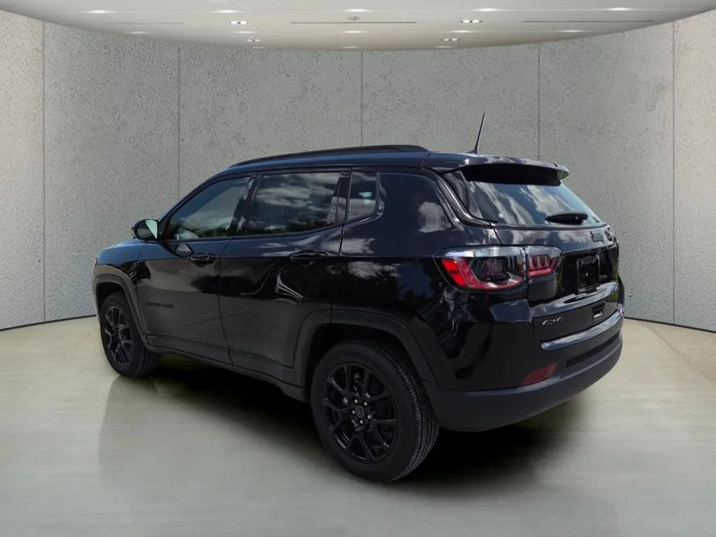 New 2026 Diamond Black Crystal Pearl-Coat Exterior Paint Jeep Latitude Altitude image 6