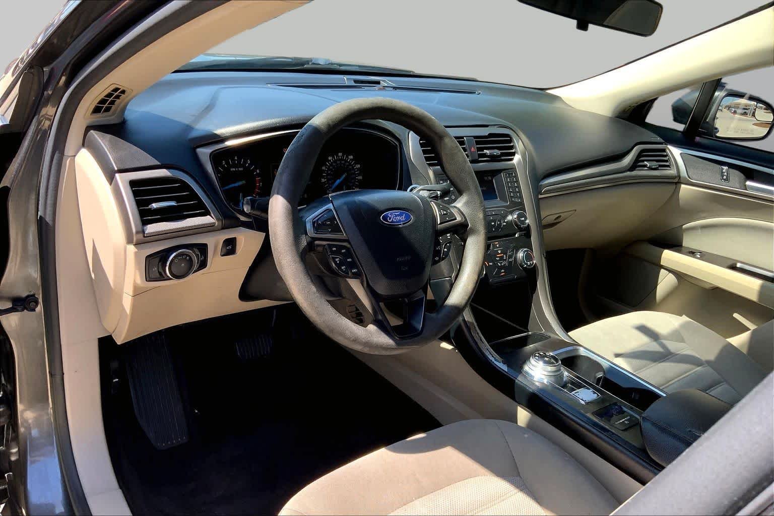 Used 2017 Magnetic Ford SE image 18