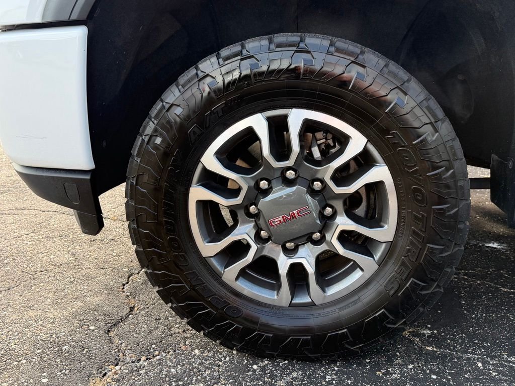 Used 2022 White GMC AT4 image 32