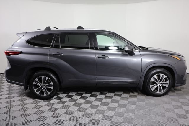 2022 Toyota Highlander XLE - Photo 9