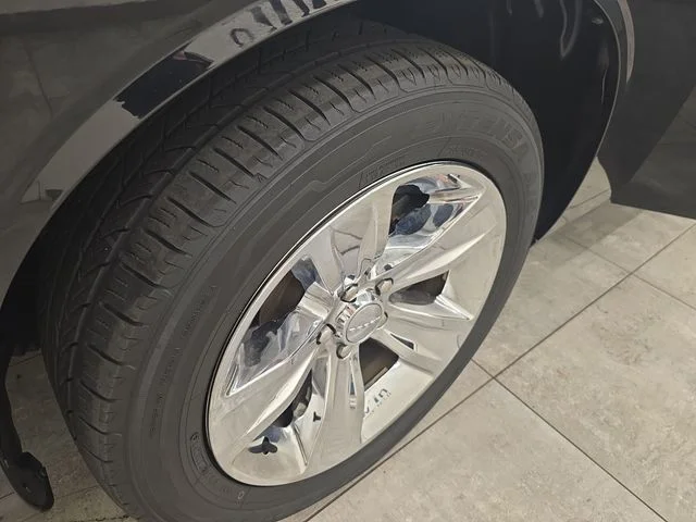 Used 2015 Pitch Black Clearcoat Dodge SXT image 31