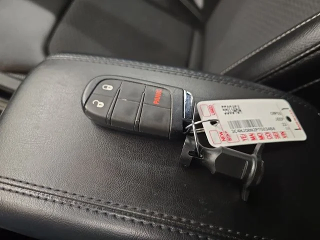 Used 2023 Redline Pearlcoat Jeep Latitude image 25