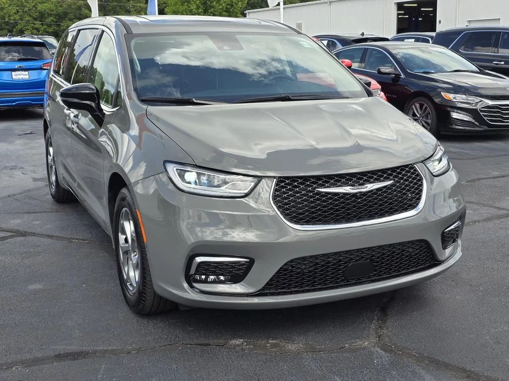 Used 2024 Ceramic Gray Clearcoat Chrysler Limited image 3