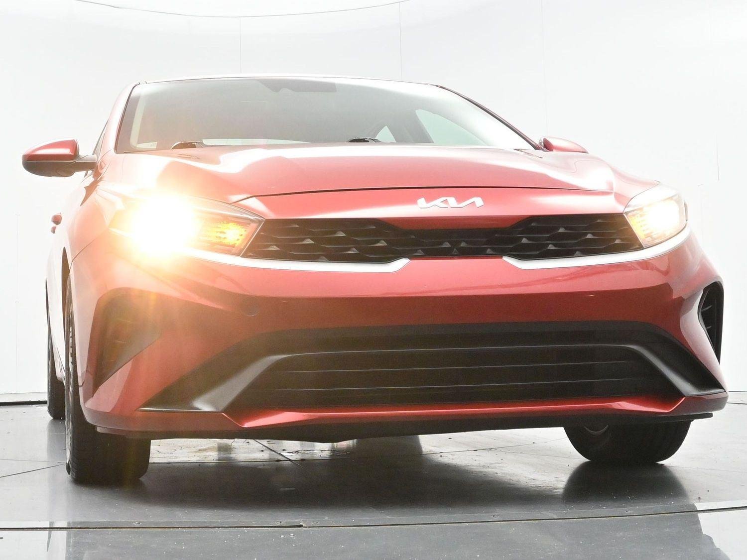 Used 2022 Currant Red Kia LXS image 39