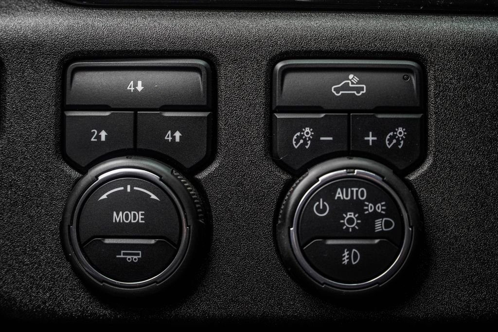 Used 2025 White Chevrolet LT image 24