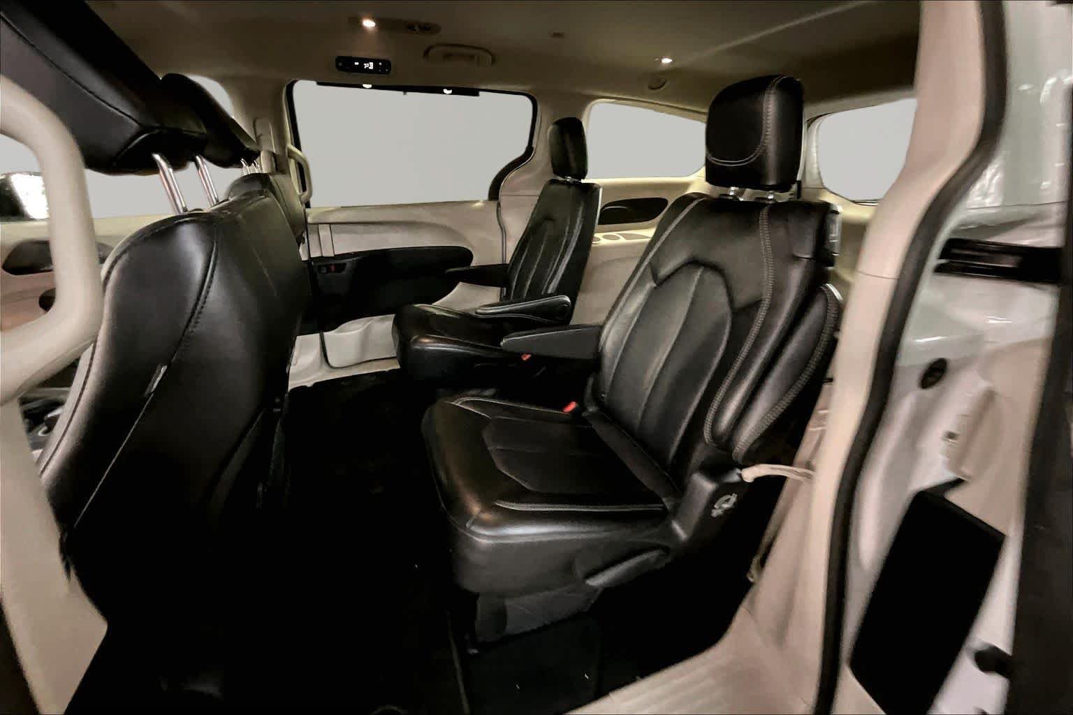 Used 2024 Bright White Clearcoat Chrysler Touring L image 21
