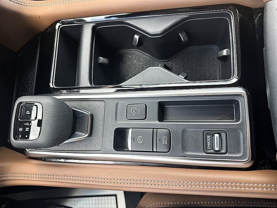 Certified Used 2024 Pearl White Tricoat Nissan Platinum image 29